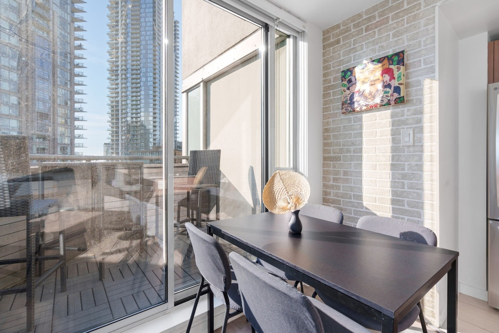 Luxe 2BR Condo w Skyline Views In-suite Laundry