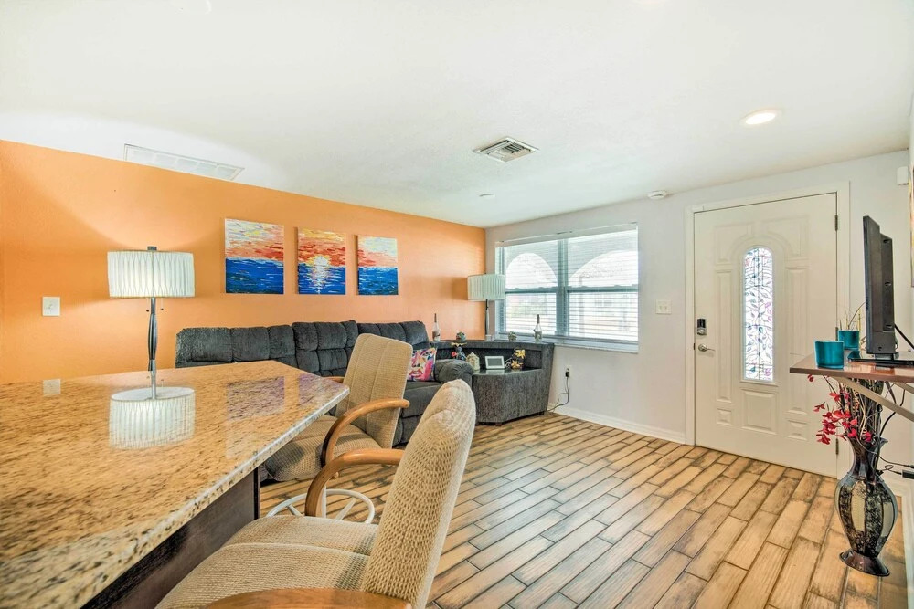 Sun-Soaked Hudson Getaway with Canal Access