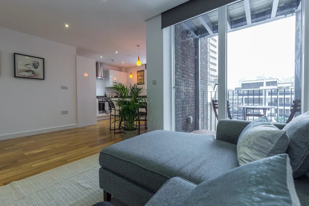 Super Central 2 Bedroom Flat With Balcony Zone 1!