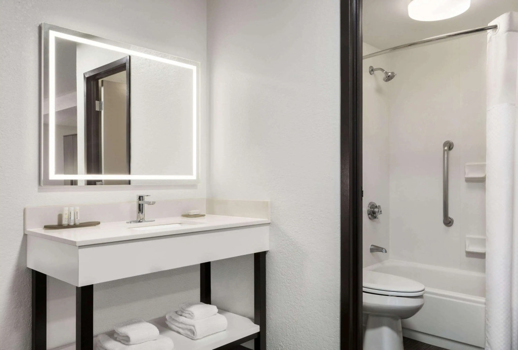 La Quinta Inn & Suites by Wyndham Cleveland Airport West