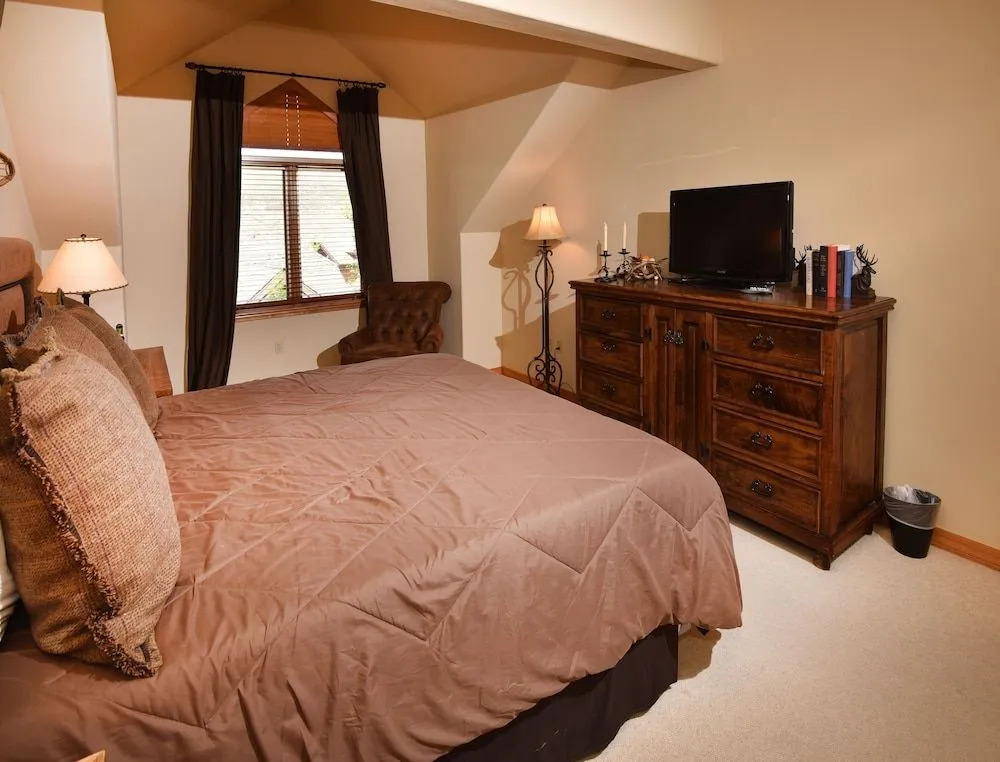 Aspenwood 311 2 Bedroom Condo by RedAwning