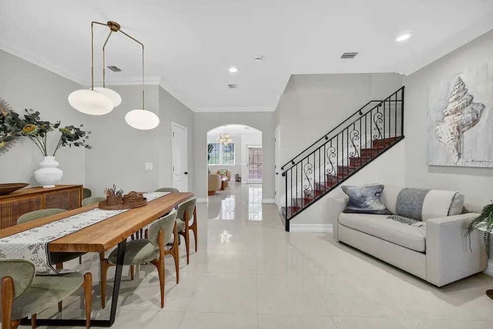 Daisy Townhouse  Steps from The Beach