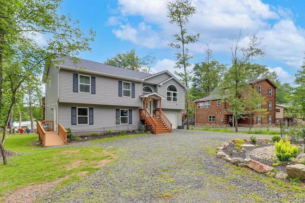 Lakefront Pocono Retreat w/ Hot Tub & Movie Hub