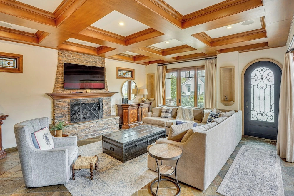 Walk to Shore! Luxury Newport Beach Home