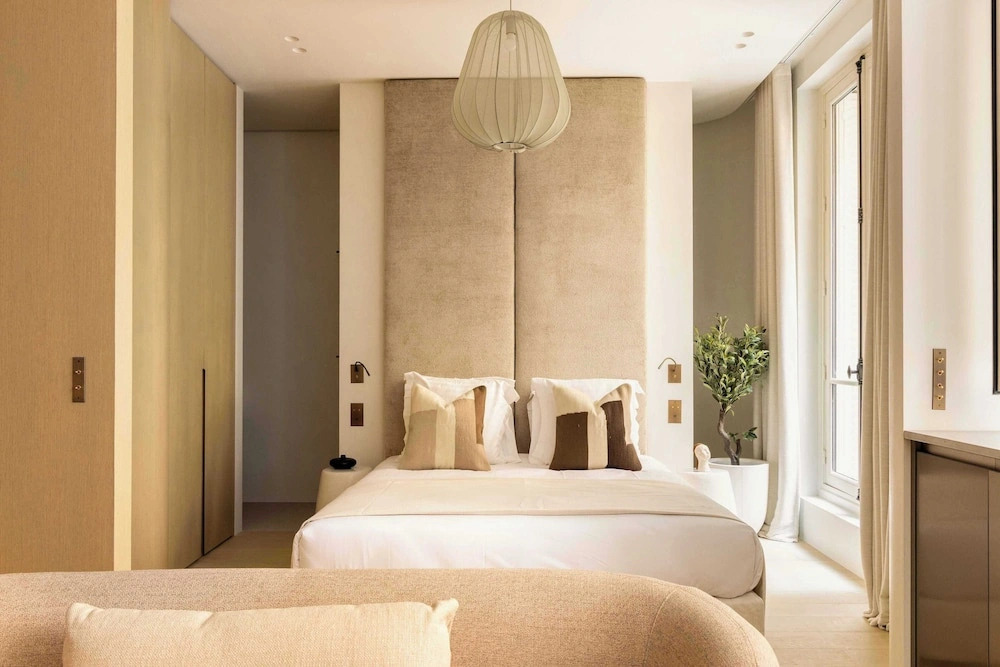 Luxurious Astorg Residence