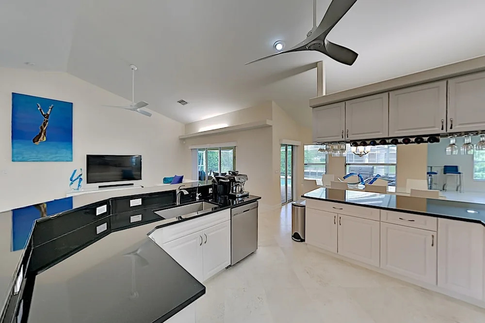 Tropical W/ Screened Lanai, Saltwater Pool 4 Bedroom Home