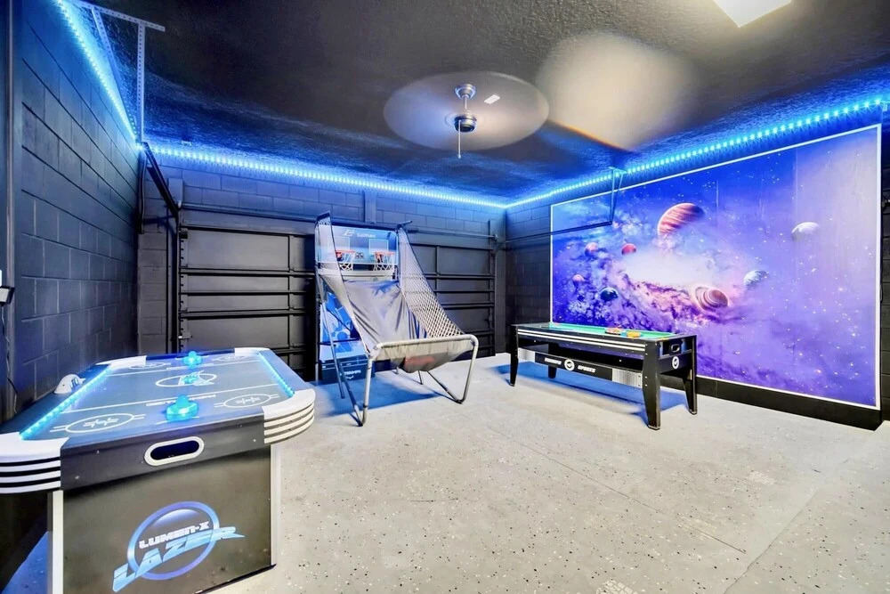 6BR Luxury Home - w Pool BBQ and Games Room