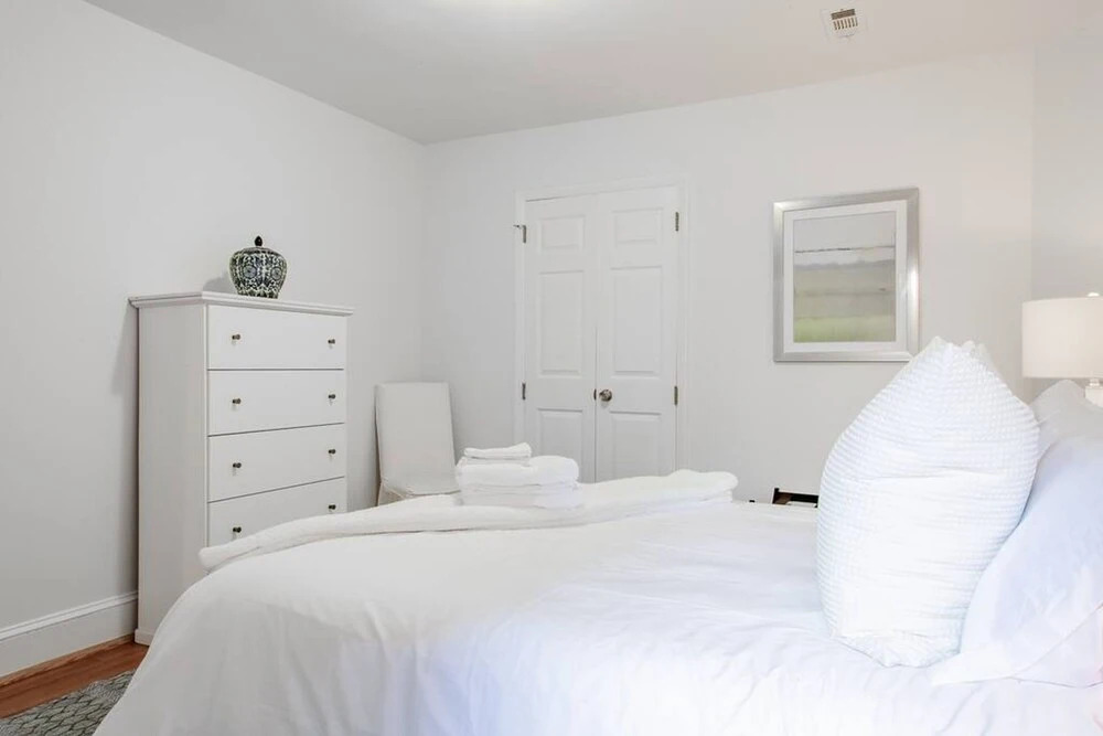 Quaint DC Private 1-br Walk to Metro-rail Subway