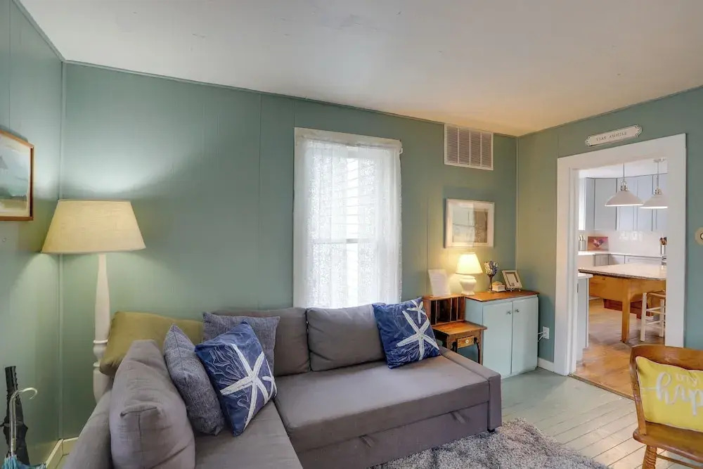 Spacious Lakeside Cottage - 2 Miles to Marblehead!