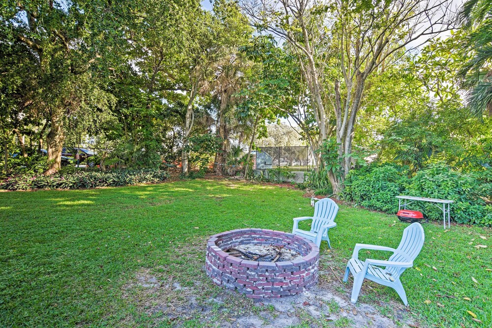 1 Block to Deerfield Beach: Studio w/ Fire Pit!