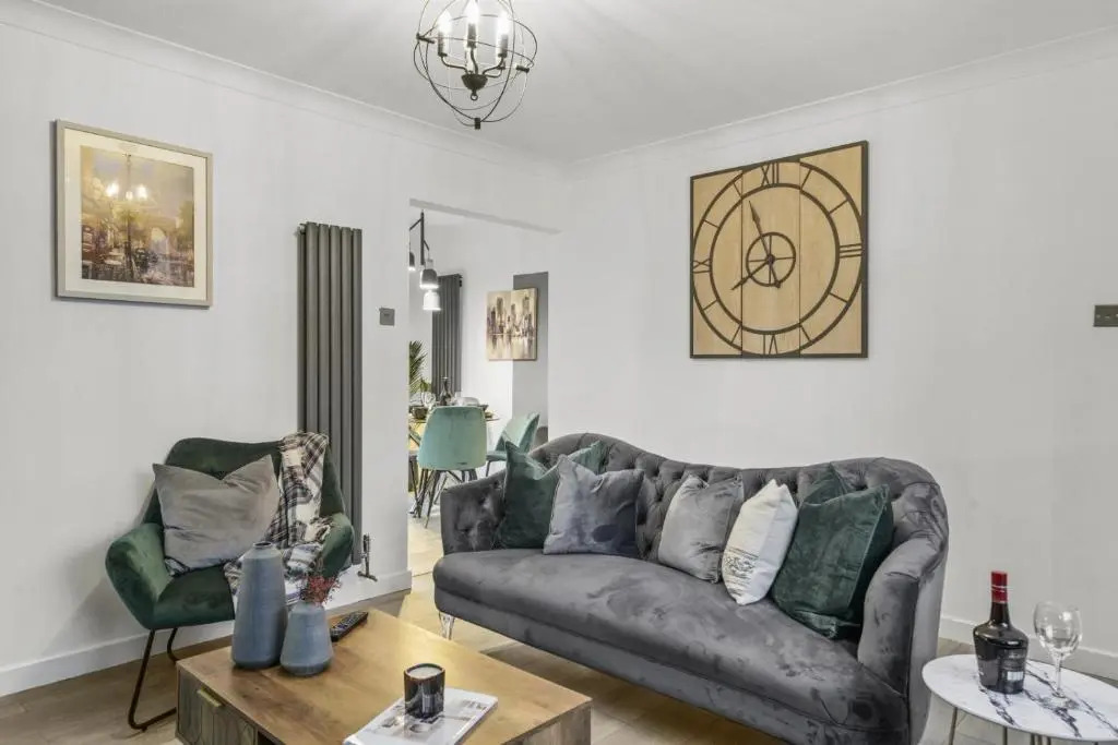 Stunning 2-bedroom house with free parking & WiFi