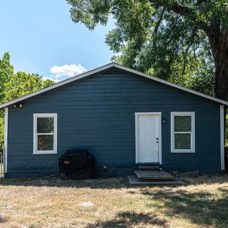 Escape to a Restored 1920s East Waco Bungalow
