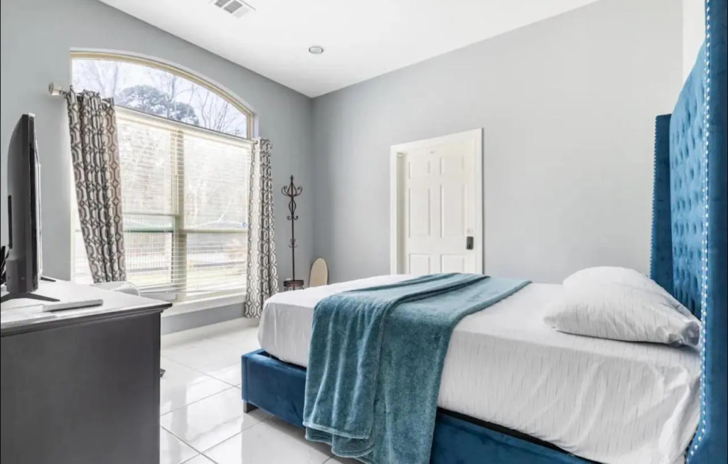 N-E-G MAGNETO at I-A-H Airport
