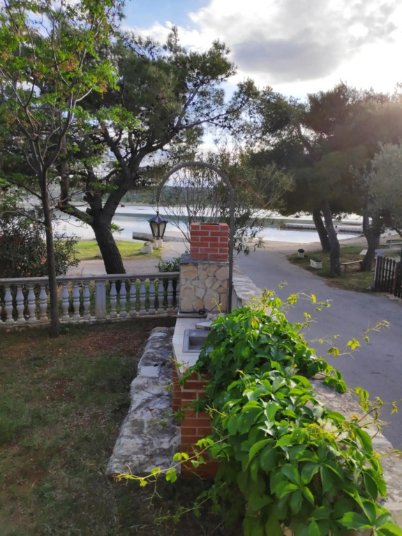 Villa Punta Blava, very quiet, amazing mix of mountain and sea air, ideal for health recovery, beach front, floor heating, internet