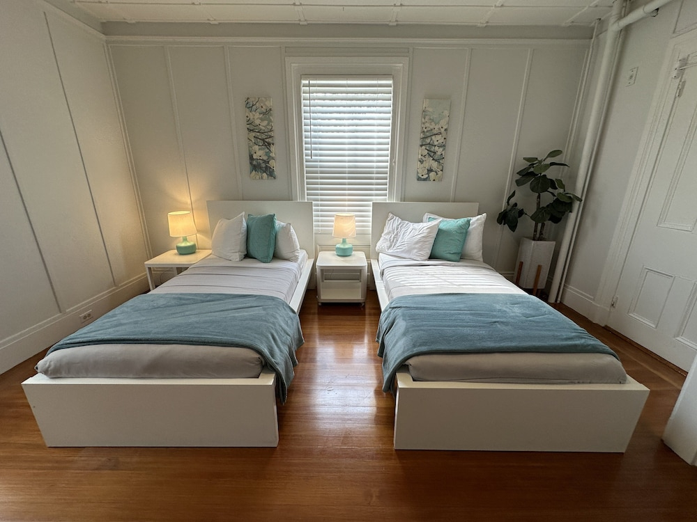Very Cool 2 Bed/ 1 Bath Apartment Downtown Npt. - Unit 4 2 Bedroom Apts