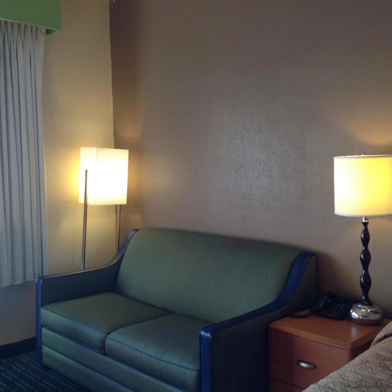 DIAMOND INN & SUITES