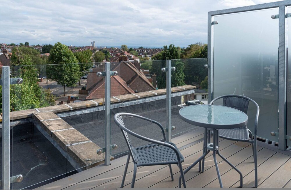 Newly Refurbished 2 bed With Fantastic View