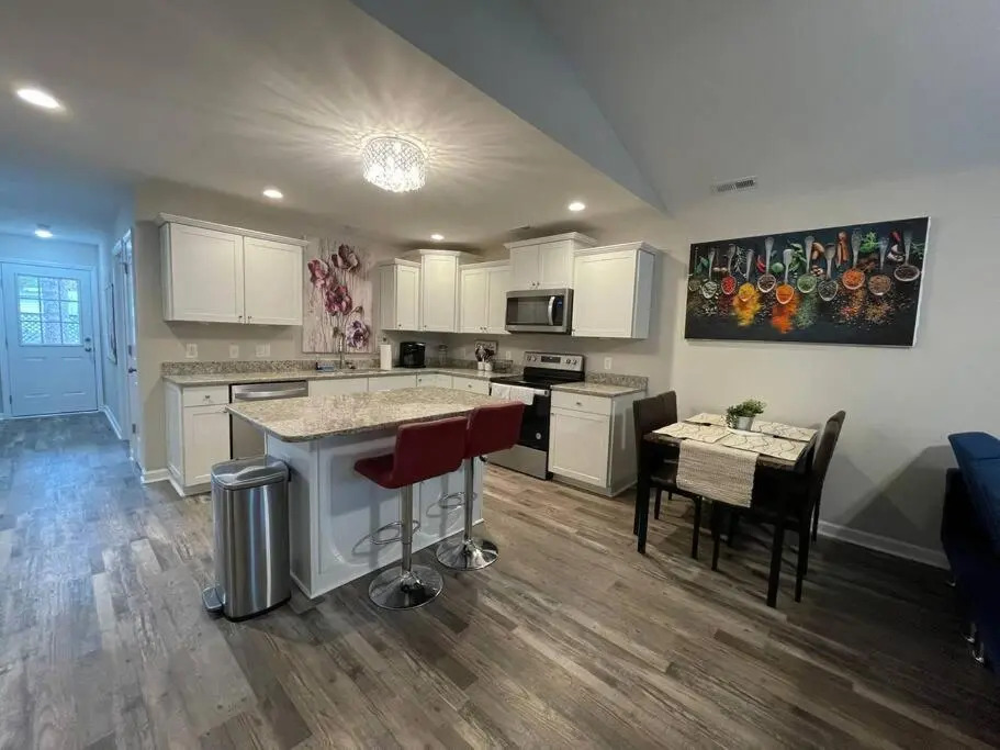 Sleep 10, NEW CONSTRUCTION home, half mile to beach, 3 BD 2 BA, 6 beds