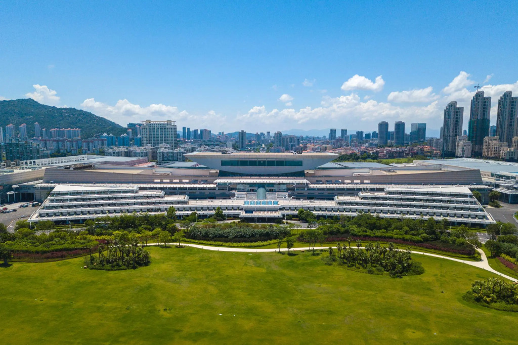 Yuehua Hotel Xiamen Seaside Hotel corridor leads to the stone exhibition hall