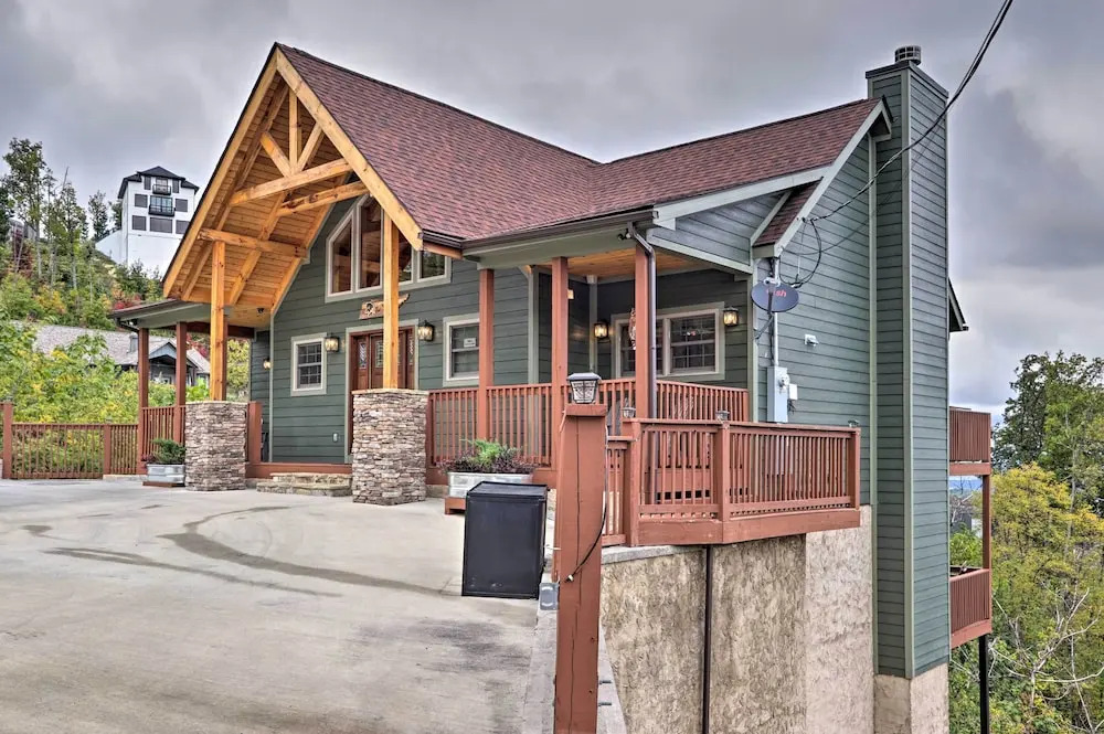 Woodsy Retreat w/ Fire Pit & Resort Amenities