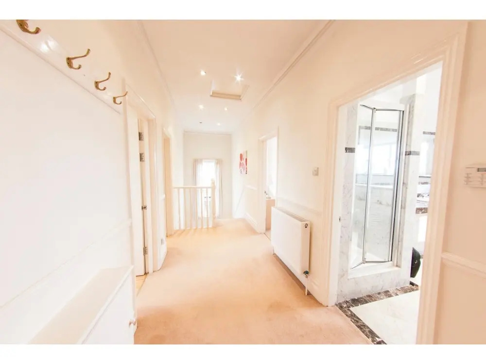 Bright, Airy 2BR Ealing Broadway Flat for 4