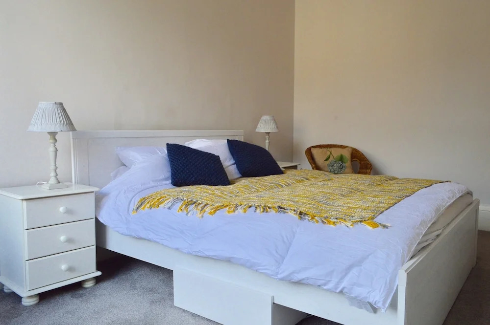 Spacious 3 Bedroom West End Flat