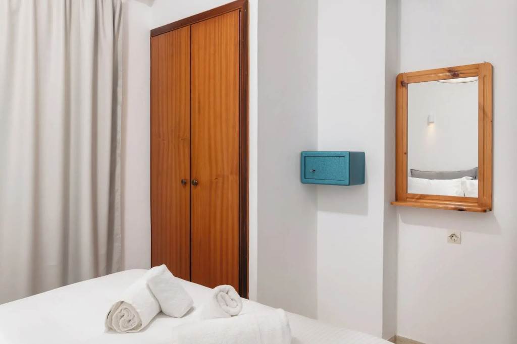 Thelèsi Apartments, 100m from the beach