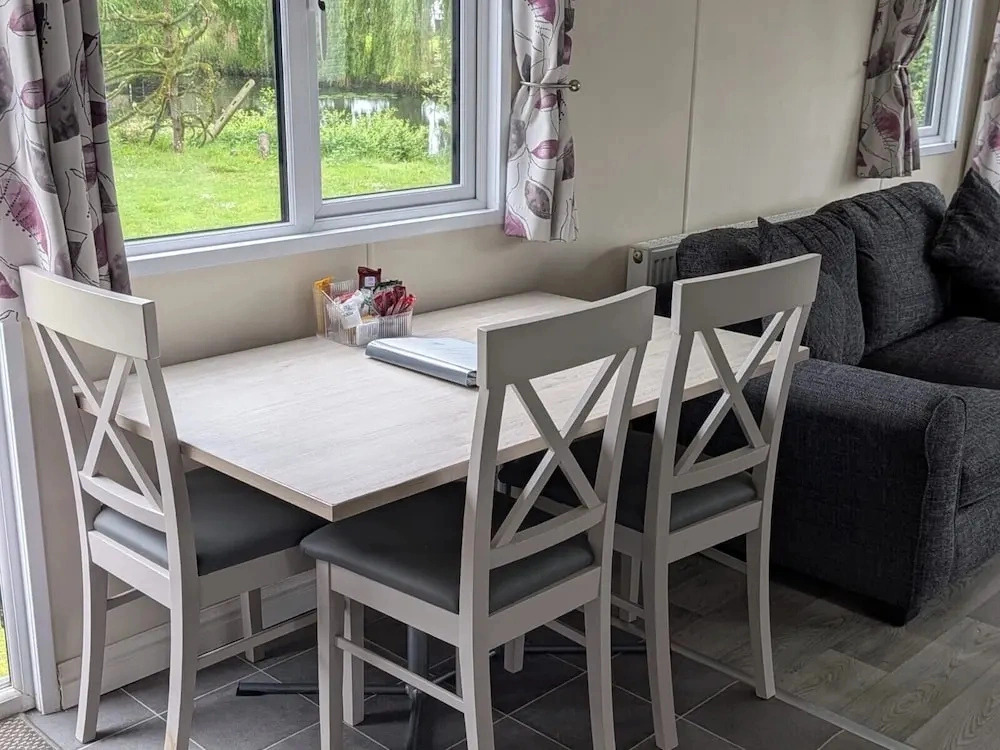 Static Caravan 2 Bed Sleeps 6 Overlooking Water