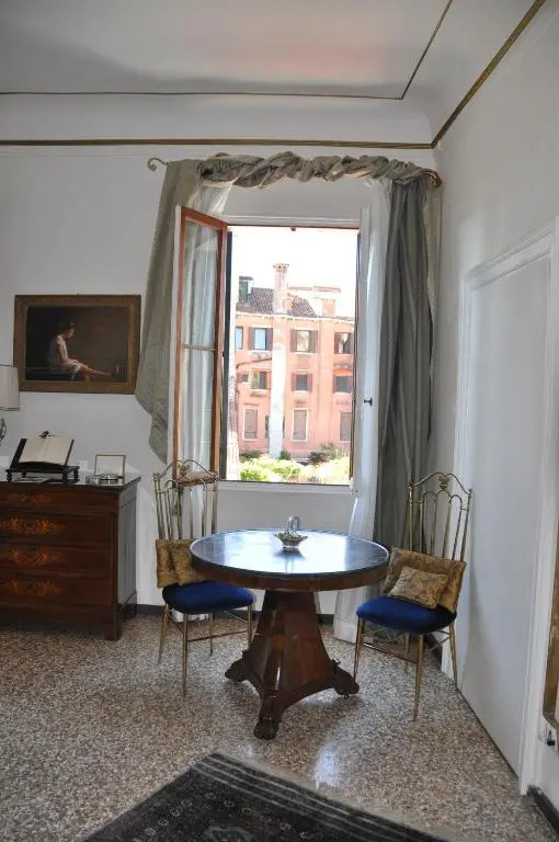 La Chambre DElla