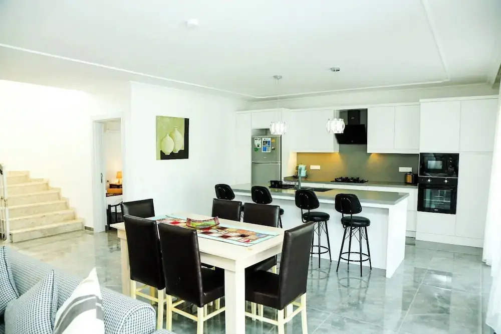 Villa-Sleeps 9-Parking-Pool-Bbq-Hot tub-Pets