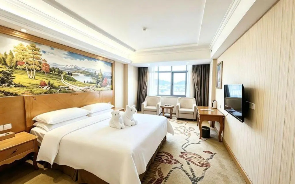 Vienna Hotel (Huidong and Run Pedestrian Street)