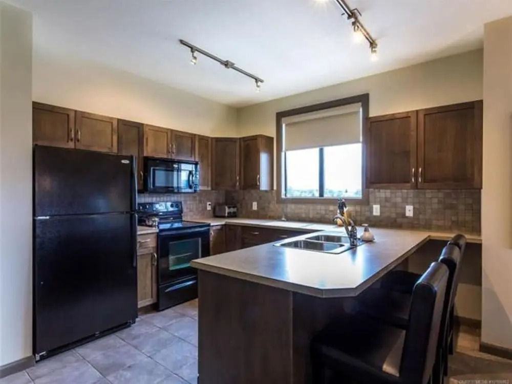 Bright Corner Unit with Lake and Pool Views #543