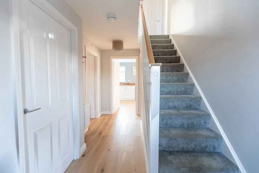 4 Bedroom Detached House 5mins Walk to Shopping Village