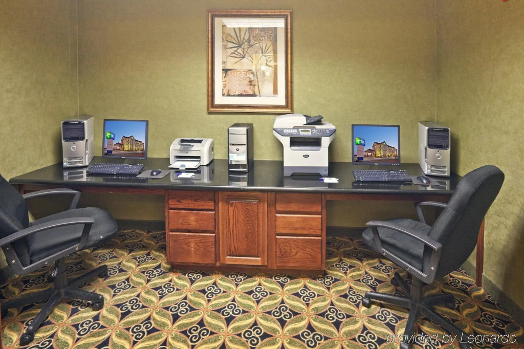 Holiday Inn Express & Suites Shawnee by IHG
