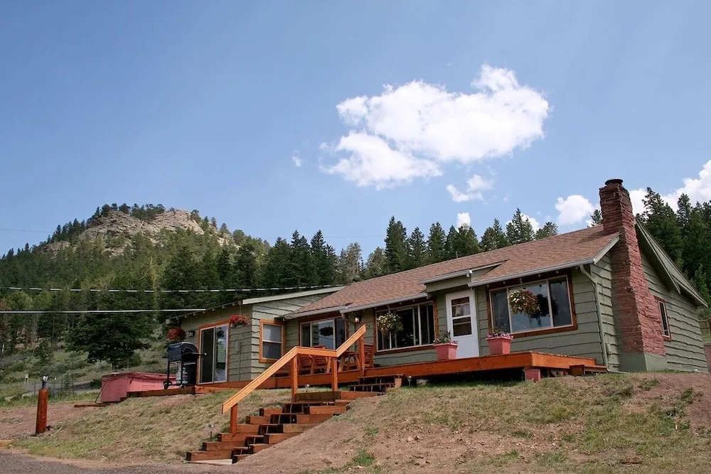 Rocky Mountain Retreat 2 Three Bedroom Cabin with Beautiful Views and Personal Hot Tub. 3 Cabin
