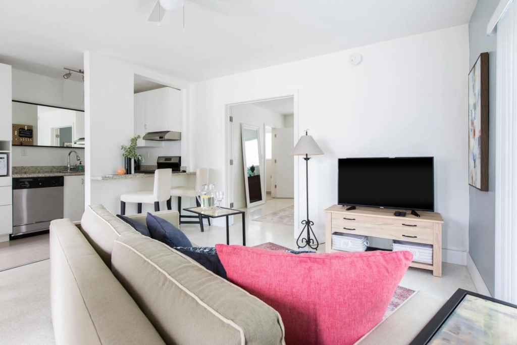 Lovely apartment on the canal with a pool