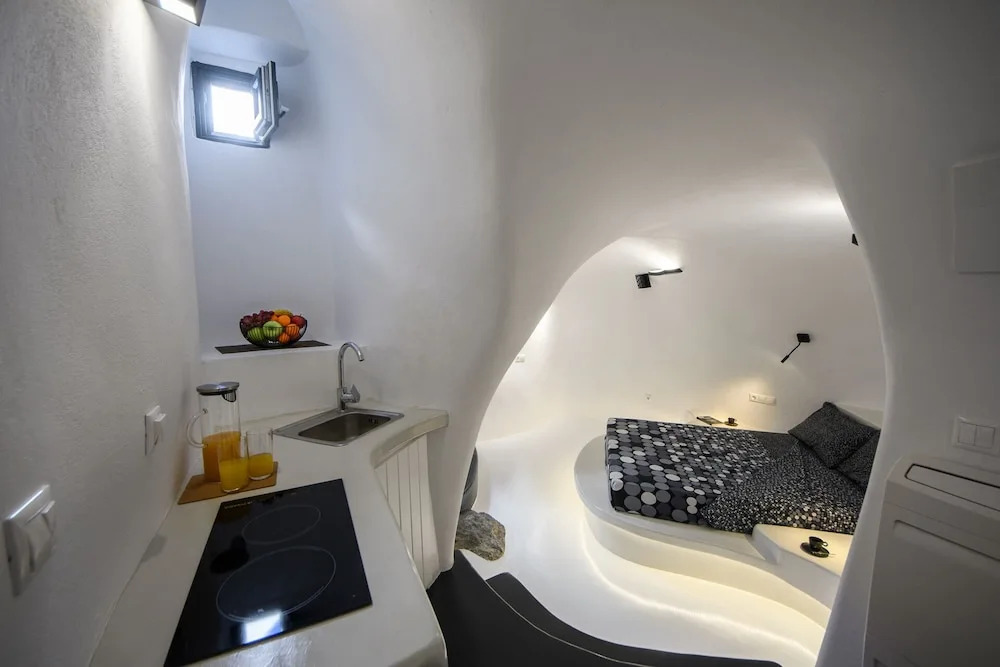The Luna Cavern 2 with Hot Tub White
