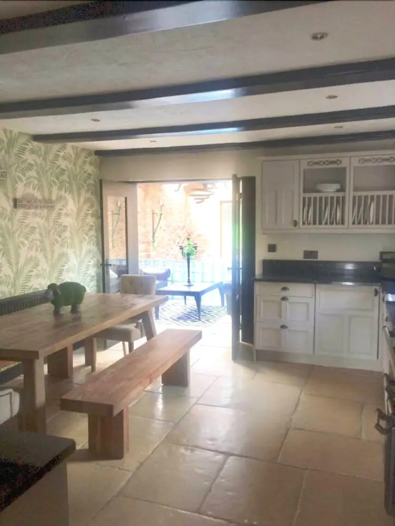 4 Bed House with Swimming pool and Sauna