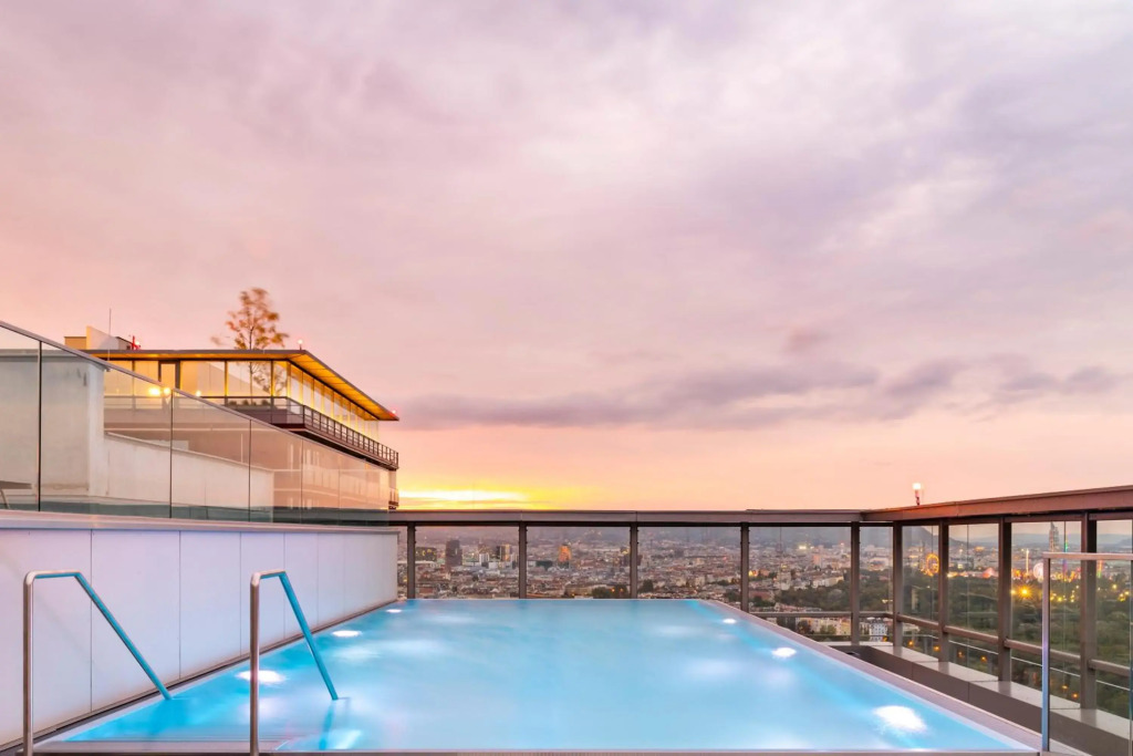 Triiiple Tower Dream Apartments with Rooftop-Summer-Pool by ichbucheAT