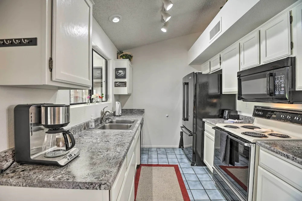 1 Mi to Golf! Family-friendly Sun City West Home