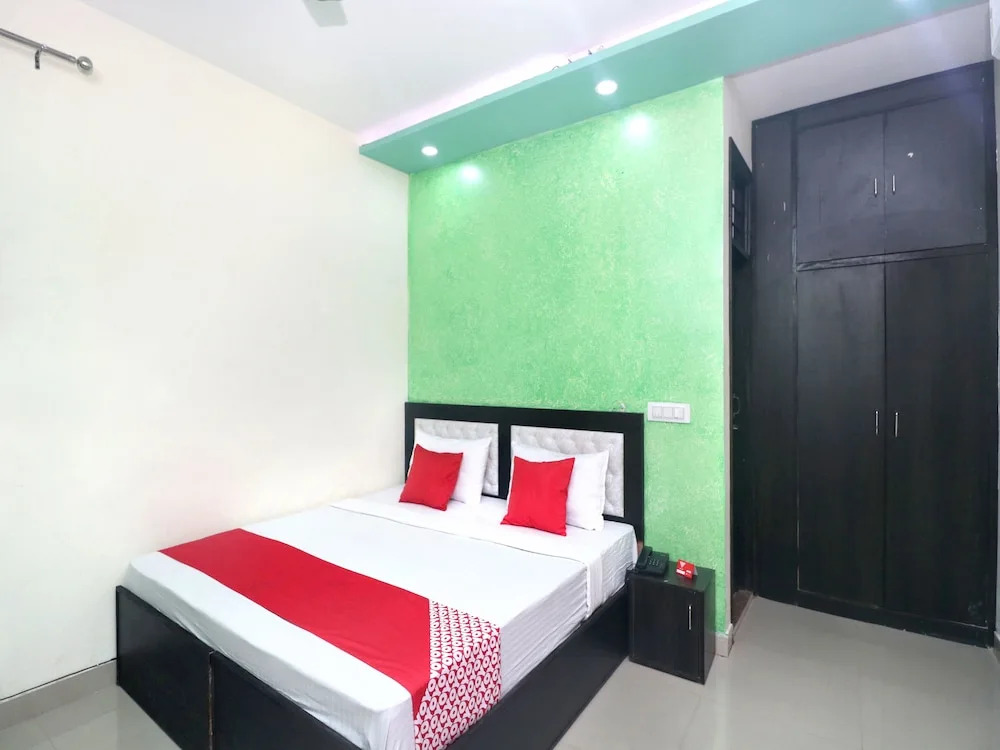 OYO 16693 Hotel Omni