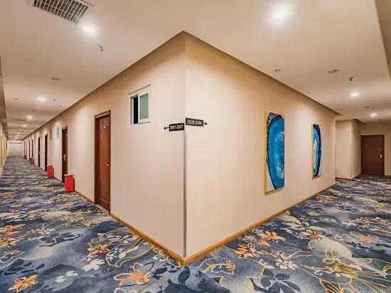 Jade Holiday Inn Luohu Port