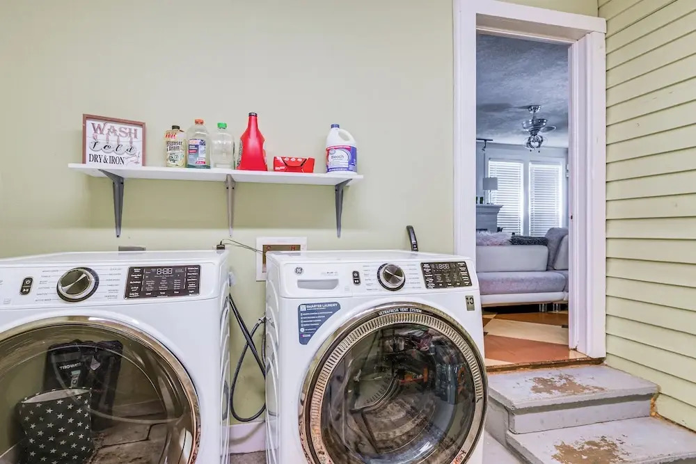 1 Mi to Dtwn: Family-friendly Brenham Bungalow!