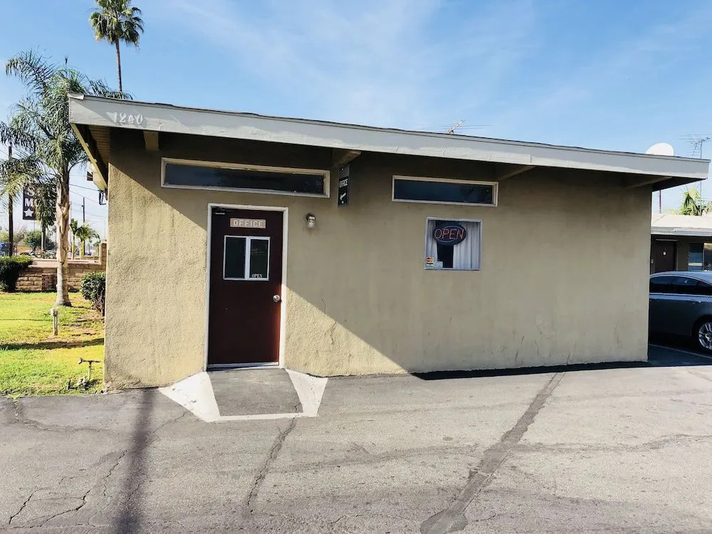 Sands Motel by Ontario Airport & Toyota Arena