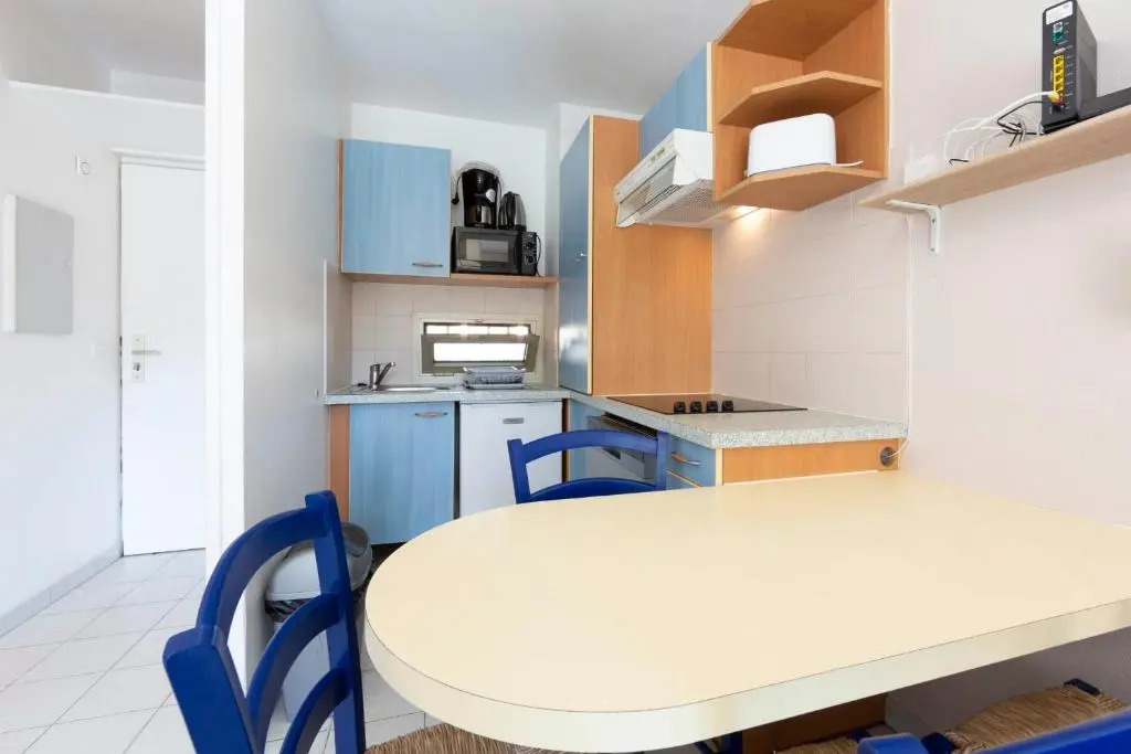 1 bedroom apartment in a residence with a swimming pool and a parking spot
