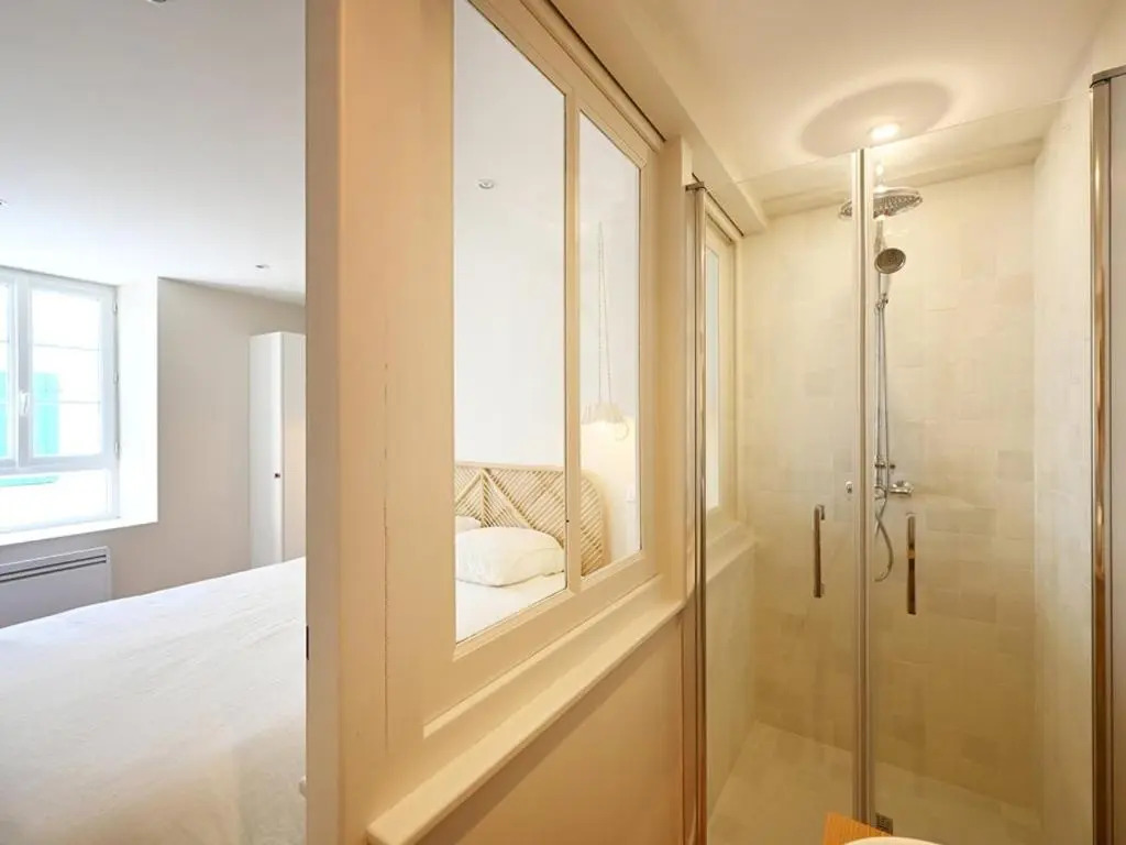 Maison Rénovée avec Jacuzzi et Cuisine d'Été au Centre du Village - FR-1-434-97