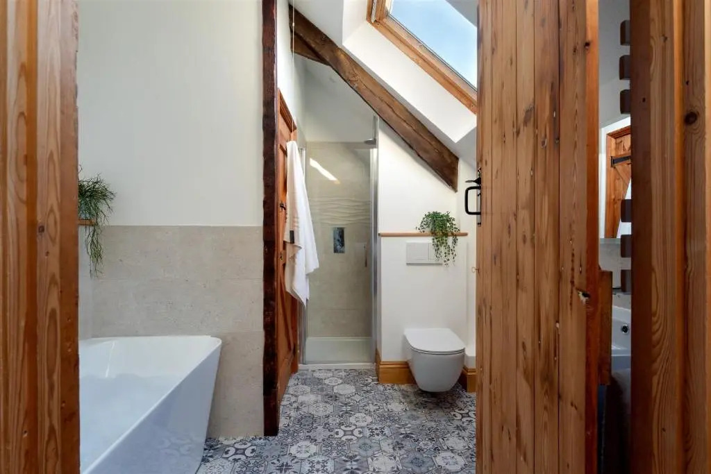 The Old Coach House - Converted barn with private garden parking and fireplace