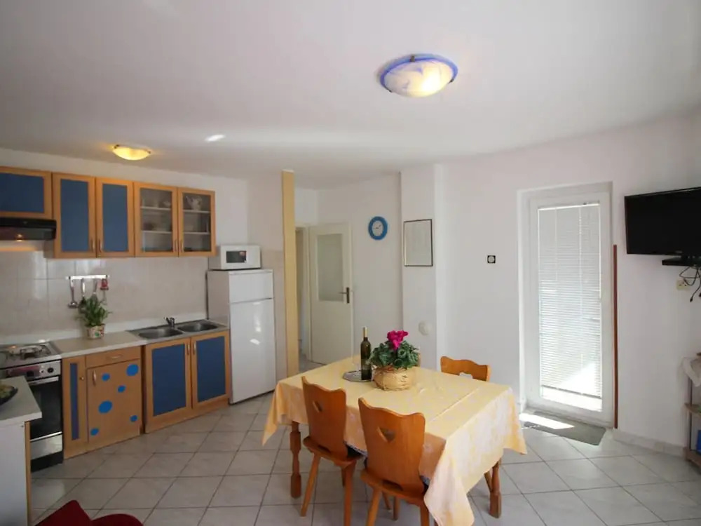 Nice Apartment in Ideal Location; Historic Porec 800 m and Beach 1 km Away