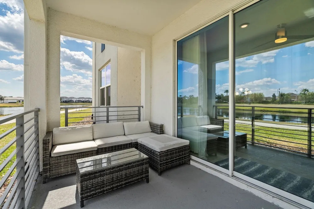 Cozy Stylish 2BR Condo Prime Storey Lake Spot