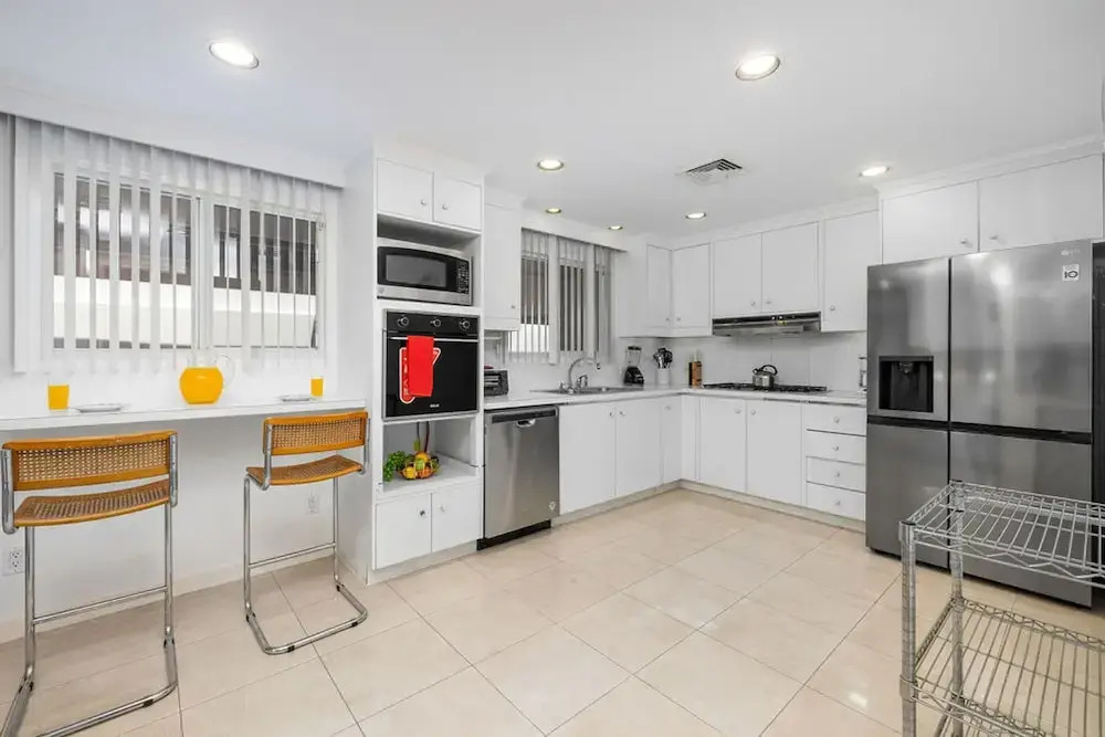 3BR 3BA Pool Downtown Short Walk to Beach